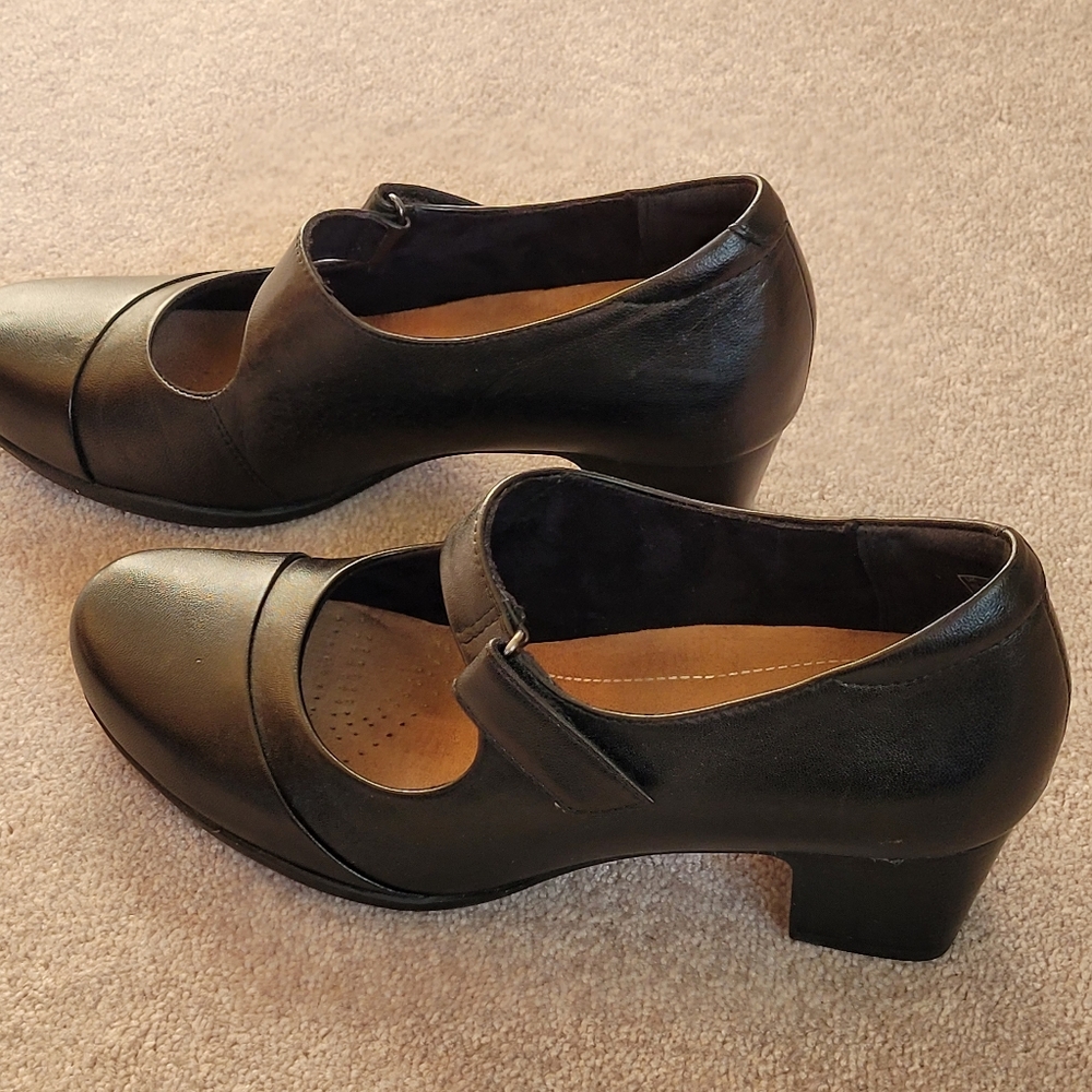 Clarks leather black shoes like new